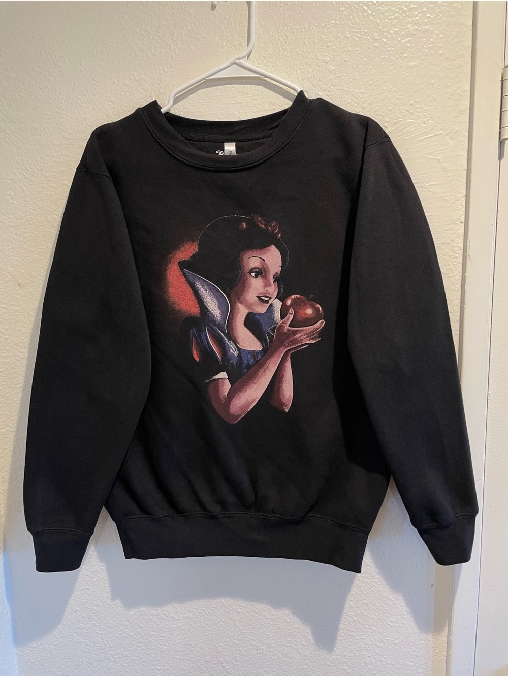 🍎 Disney Snow White Poison Apple Graphic Crewneck Sweatshirt S 👑